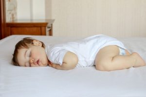 pourquoi faire dormir bebe sur le ventre
